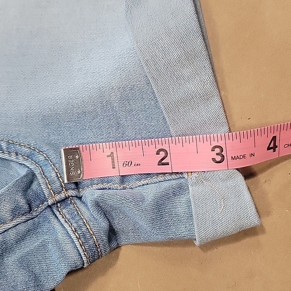 Kendall + Kylie Size 9/29 The Icon Short, Medium Light Wash Denim Shorts - Picture 6 of 11